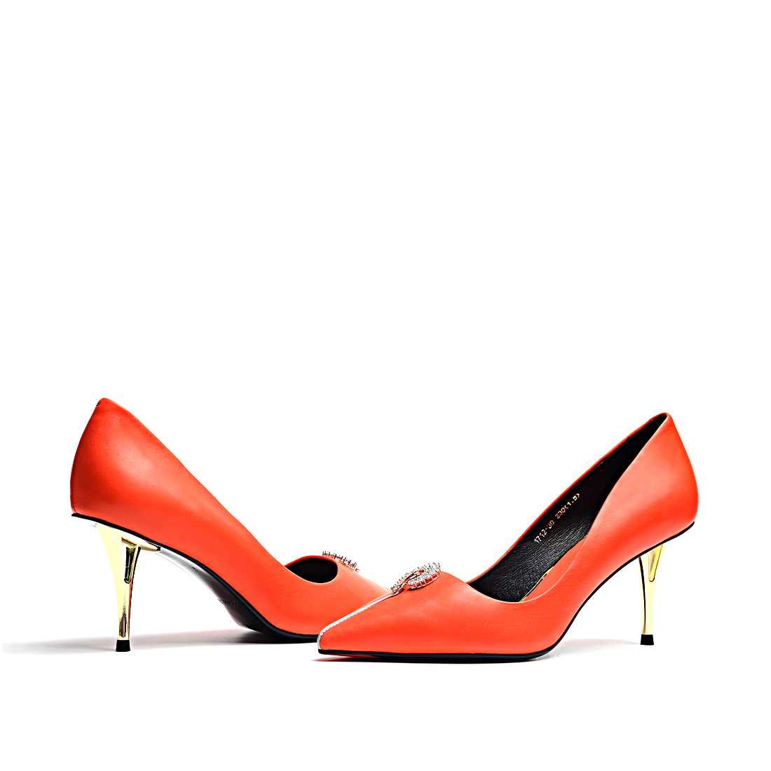[琴步]性感风水钻头层牛皮革单鞋(尺码标准)
编号：A3830D1A16
